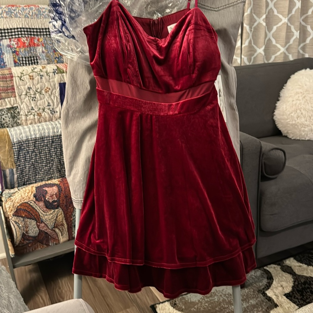 Formal gown. Niece purchased for homecoming and never wore it.
